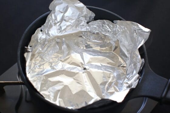 落し蓋をして大根を煮る