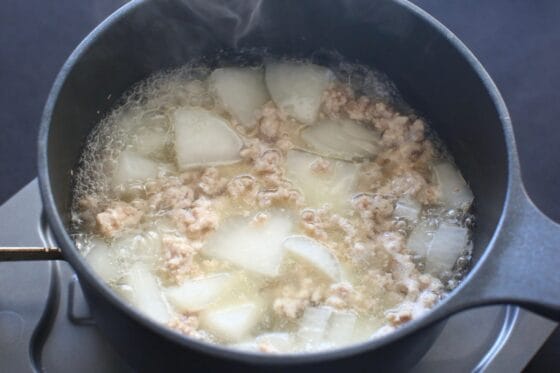 生姜と砂糖を加える