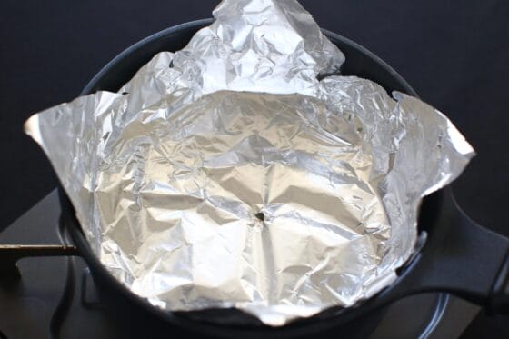 調味料を加えて落し蓋をして大根とそぼろを煮る