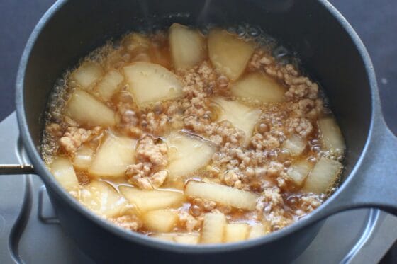 煮上がった大根そぼろ