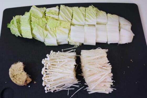 白菜をざく切りにし、えのきの石づきを落として切る下準備