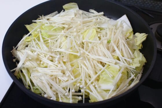 フライパンに白菜とえのきを広げて入れる