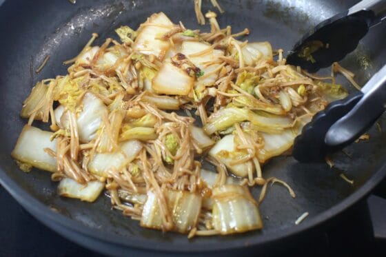 調味料を加えて白菜とえのきをさっと煮る