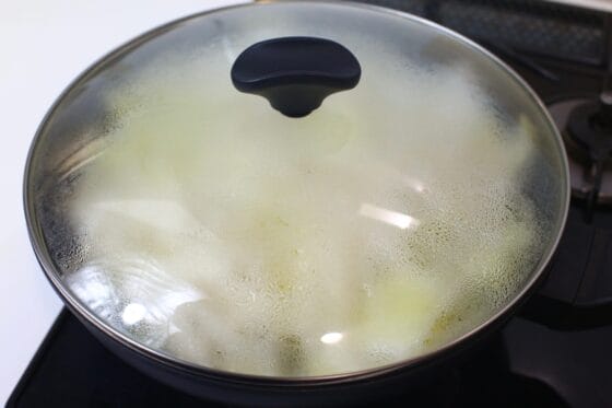 フライパンにふたをして白菜とえのきを蒸し焼きにする