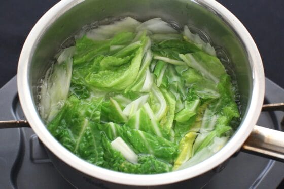 白菜の葉を加えて煮る