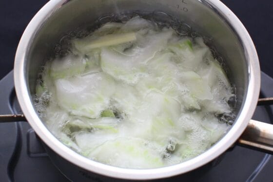 白菜の芯を煮る