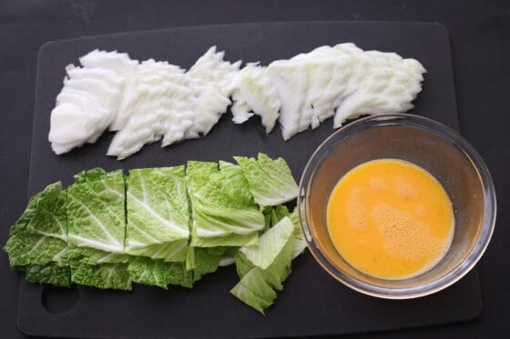 白菜の芯と葉を切って卵を溶く
