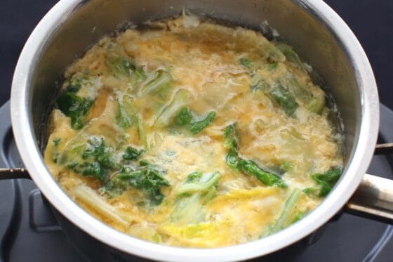 卵を回し入れてふんわりと固める