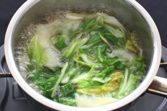 白菜に調味料を加えて煮る