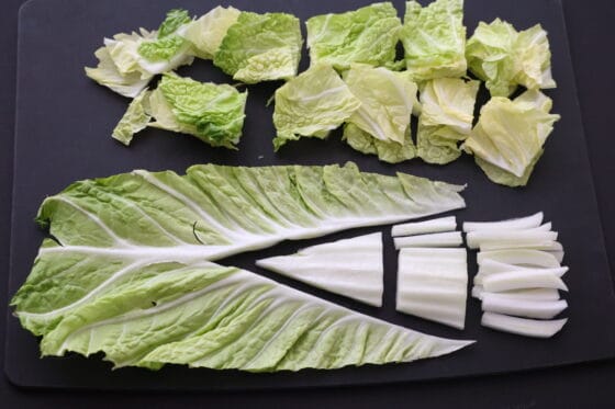白菜を芯と葉に分けて細切りとざく切りにする下ごしらえ