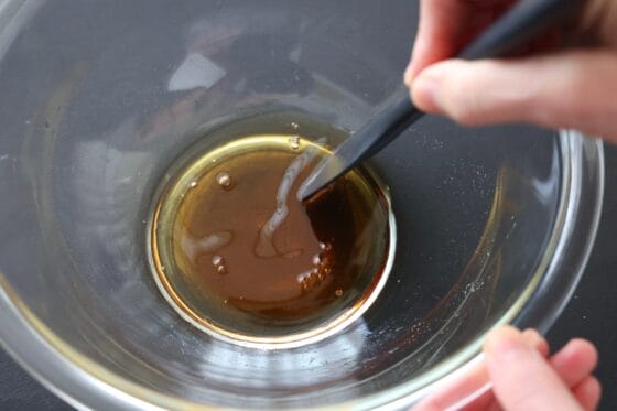 砂糖と酢と醤油を混ぜて酢の物の調味液を作る