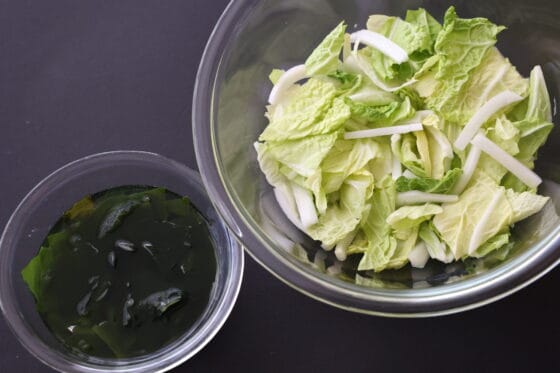 白菜をボウルに入れて塩をまぶしてわかめを戻す