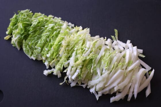 白菜を繊維を断ち切るように細切りにする