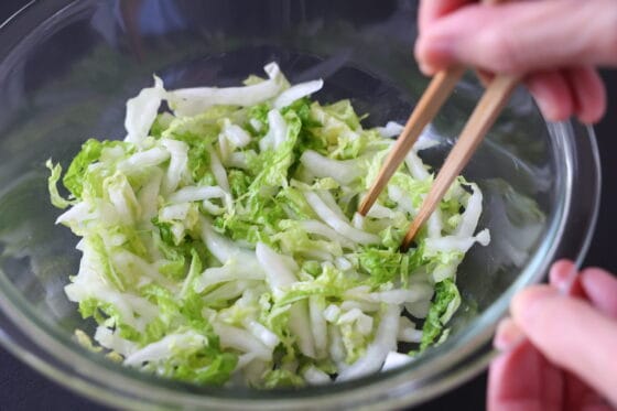 白菜に砂糖を加えて和える