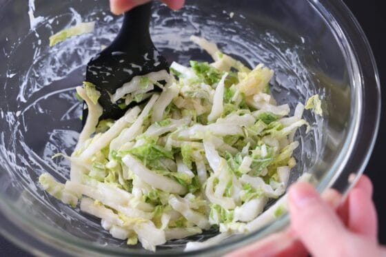マヨネーズと醤油を加えて混ぜる