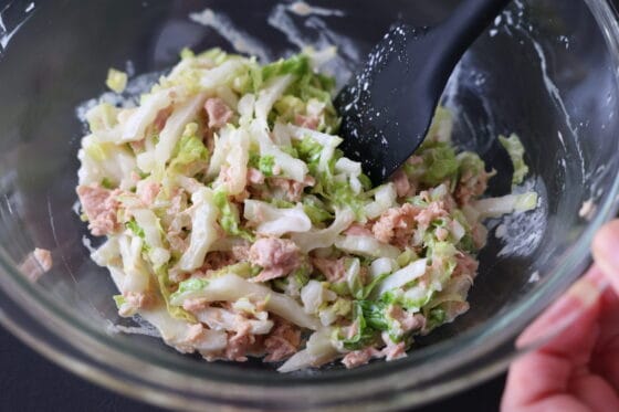 ツナを加えて白菜とさっくり和える