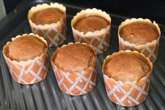 焼き上がったココアマフィンがふくらんだ仕上がり