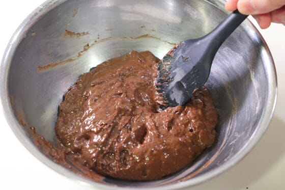 粉類に卵液を加えてゴムベラでさっくり混ぜる