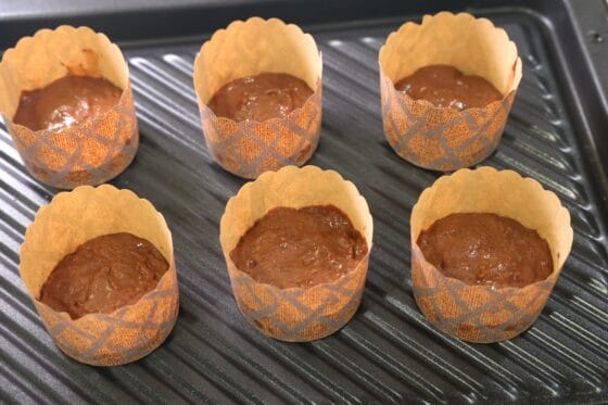 ココアマフィン生地をマフィンカップに流し入れる