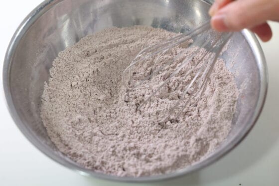 ホットケーキミックスとココアパウダー、砂糖をボウルで混ぜる