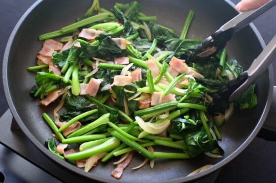 ほうれん草を加えてさっと炒める