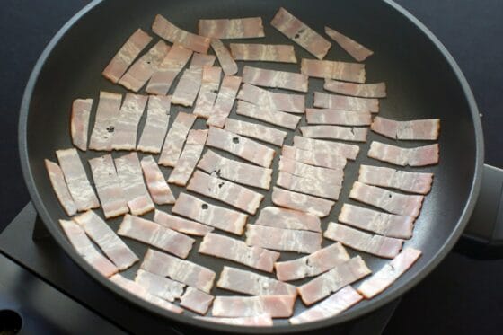 フライパンにベーコンを重ならないように並べる