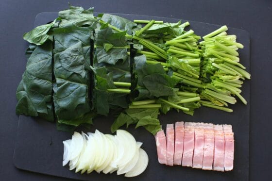 ほうれん草と玉ねぎ、ベーコンを切って下ごしらえする