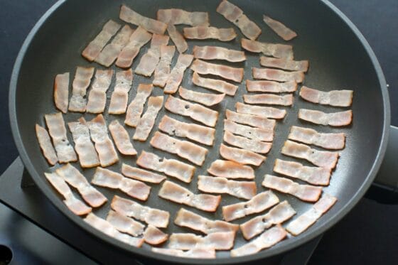 弱めの中火でベーコンを加熱して脂を出す