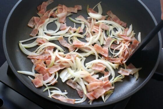 ベーコンの脂で玉ねぎを透き通るまで炒める