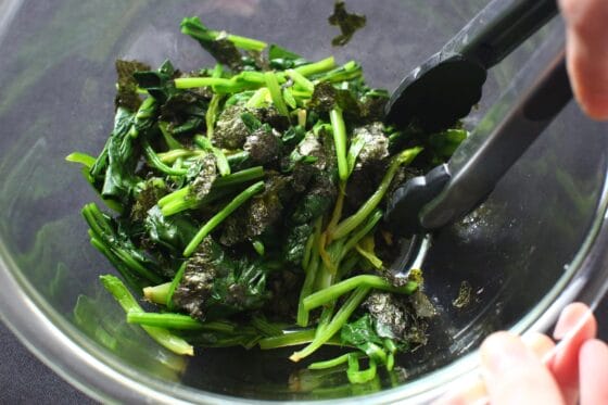 細かくちぎった焼き海苔とほうれん草を和える