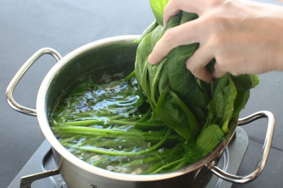 ほうれん草の茎の部分だけを茹でる