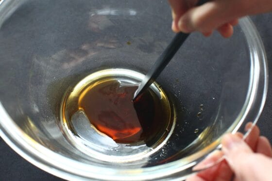 ボウルに醤油と砂糖を混ぜる