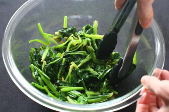 ほうれん草を加えて味をなじませる