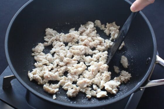 ひき肉を炒める