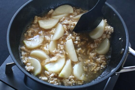 味をなじませたかぶに水溶き片栗粉でとろみを付ける