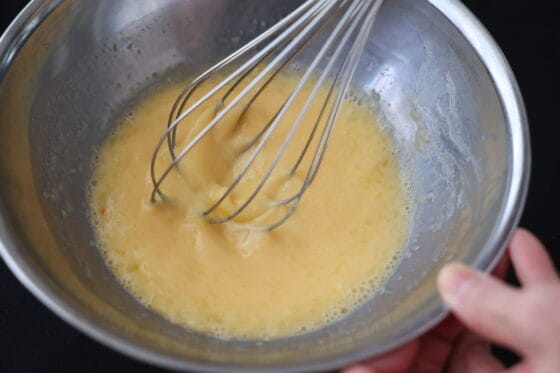 卵液に溶かしバターを加えて混ぜる