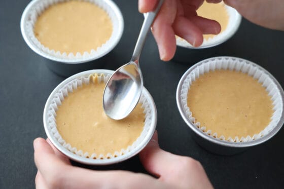 生地をカップに流し入れて表面をならす