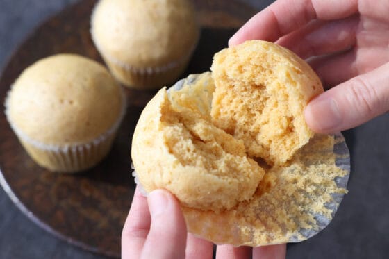 割って中を見せたきなこ蒸しパンの仕上がり