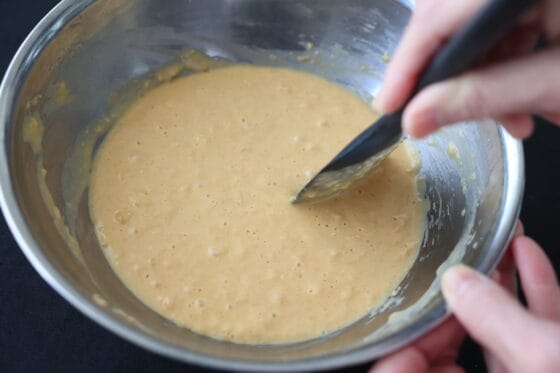 粉類を加えてヘラでさっくり混ぜる