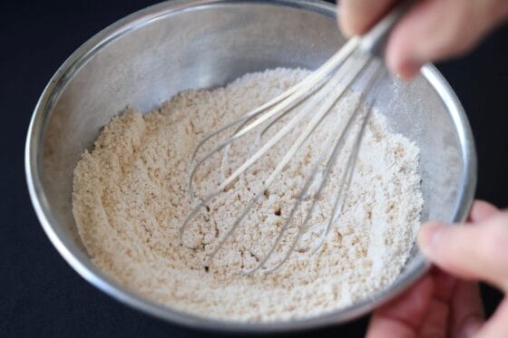 薄力粉ときなこ、ベーキングパウダーを混ぜる