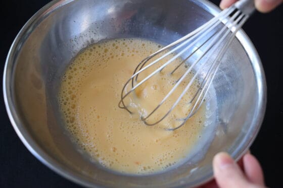 卵と牛乳、砂糖、塩をボウルで混ぜる