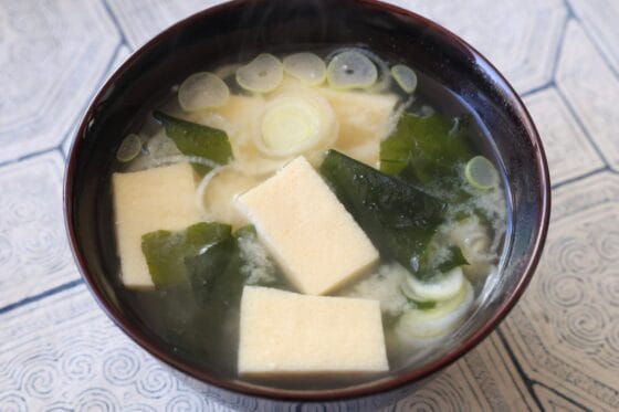 高野豆腐の味噌汁｜だしを含ませて仕上げる、やさしい味わいの基本レシピ
