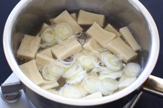 だしで煮た高野豆腐に長ねぎを加える