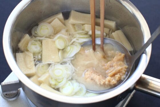 火を弱めて味噌を溶き入れる