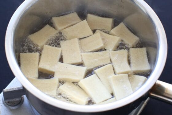 高野豆腐をだしで煮る