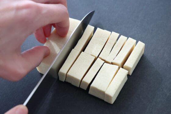 縦半分に切った高野豆腐をスライスする