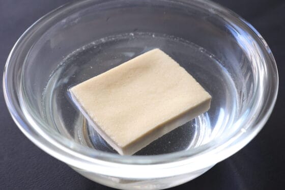 高野豆腐をぬるま湯で戻す