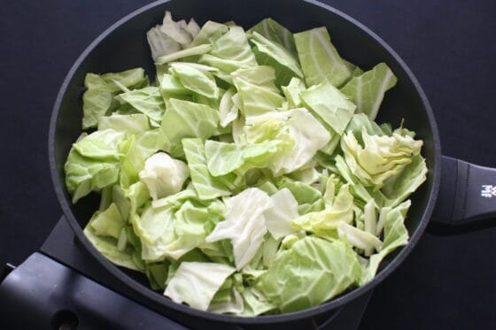 フライパンにキャベツを広げて焼き始める