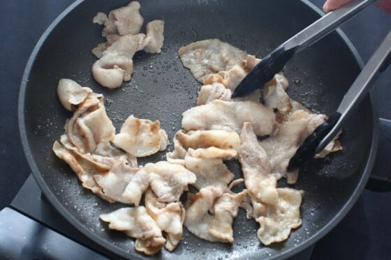 豚バラ肉に焼き色を付けて香ばしさを出す