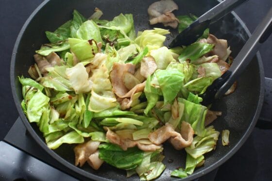 キャベツと豚肉に調味料を加えて全体を手早く混ぜる